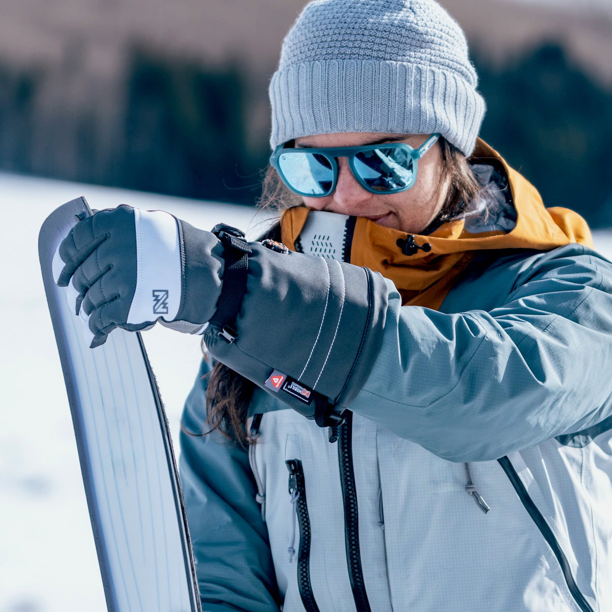ski gloves with goggle wiper Mobile Warming Women's Aerial Snow Glove, White/Grey / LG